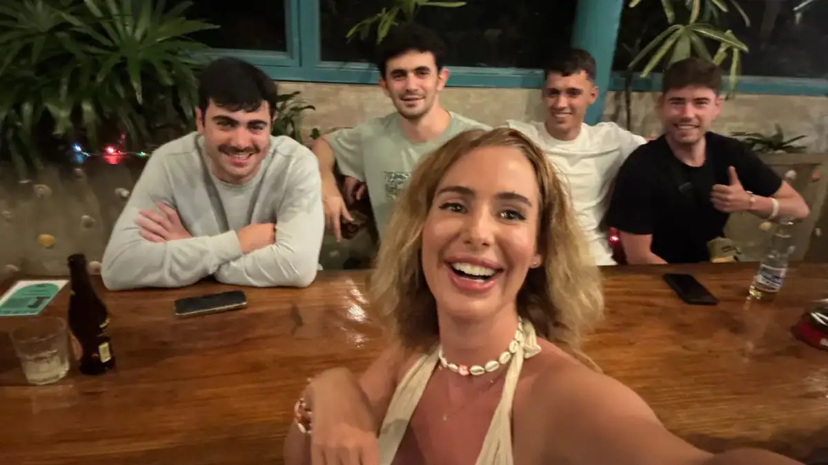Rocío with guests around a table at the end of the day