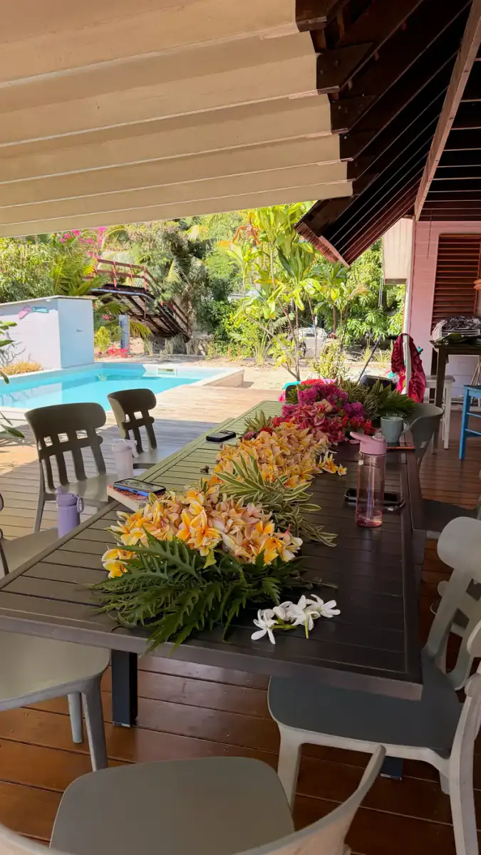 A long table decorated with tropical flowers at the Moʻorea house