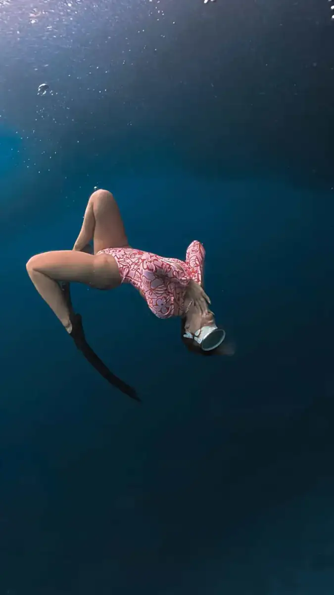 Rocío freediving in deep blue water