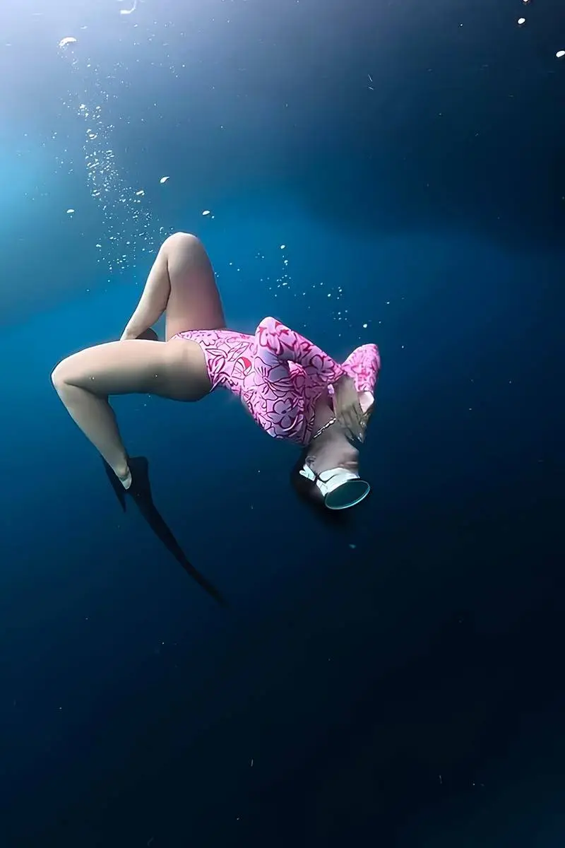 Rocío freediving in the afternoon light