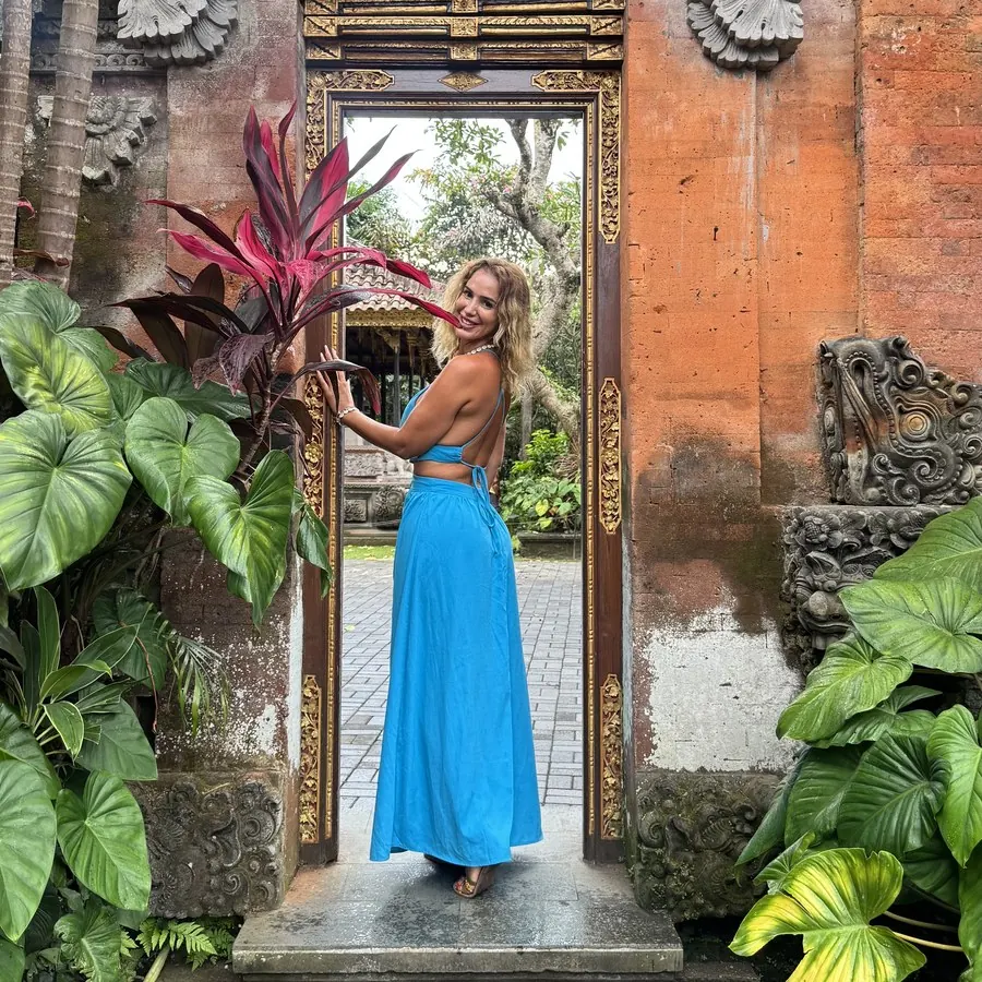 Rocío at a temple gateway in Ubud