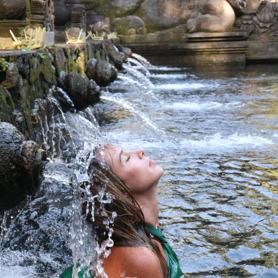 Rocío at a Balinese water temple, wearing a sarong