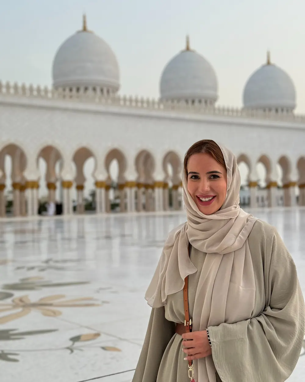 Rocío wearing a full abaya during a mosque visit