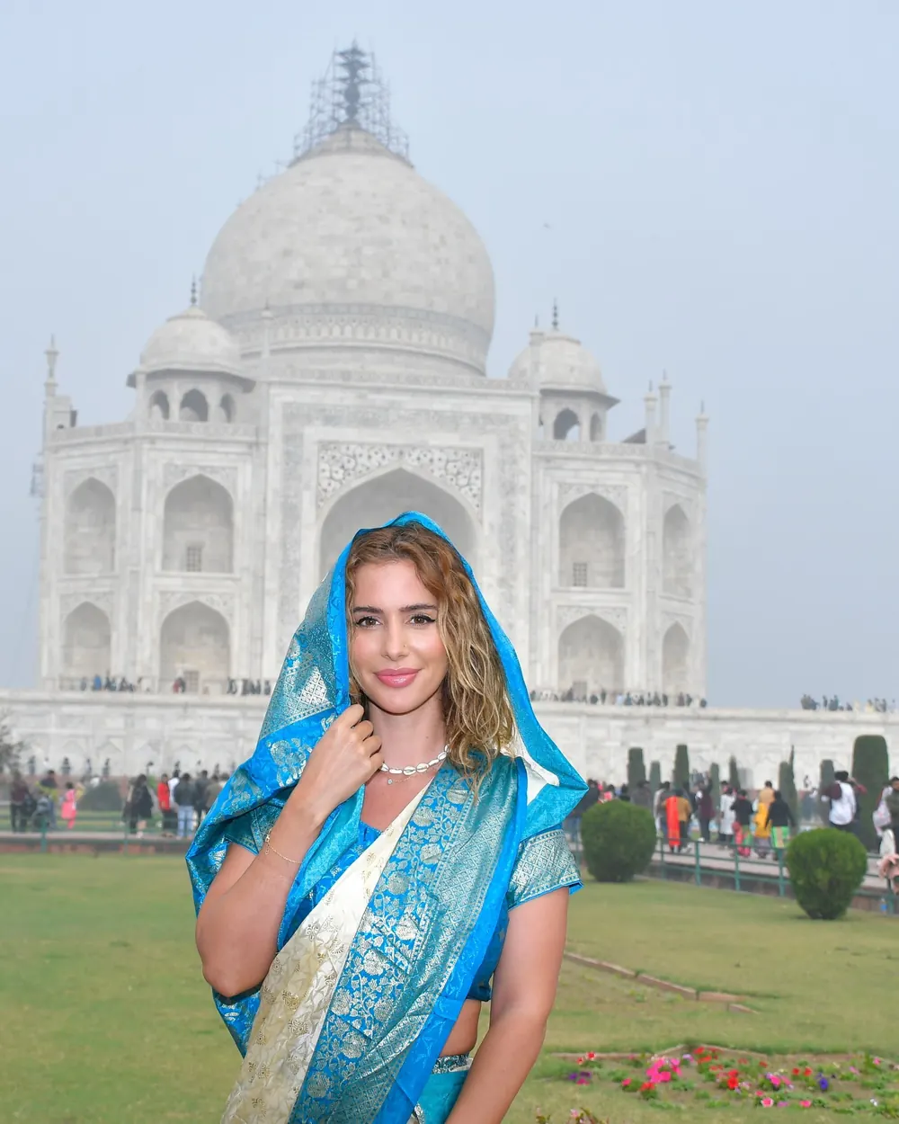 Rocío wearing a sari at the Taj Mahal in India