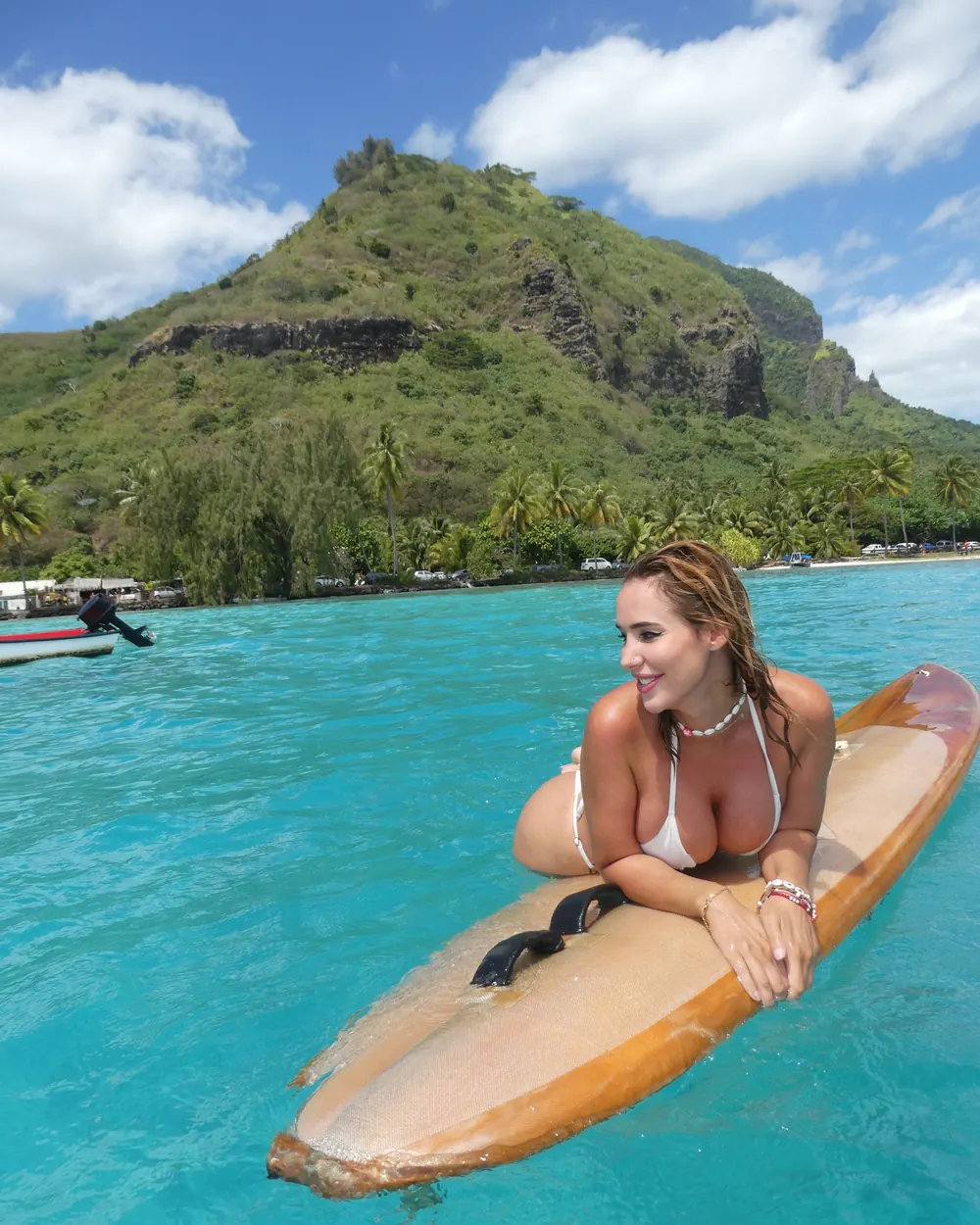 Rocío, your host, on a board in the Moʻorea lagoon